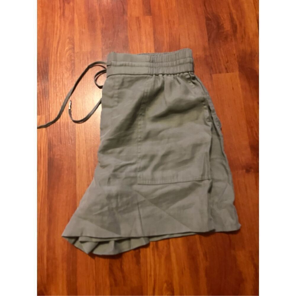 Simply Vera Wang Olive Green Pull On Shorts. Size medium